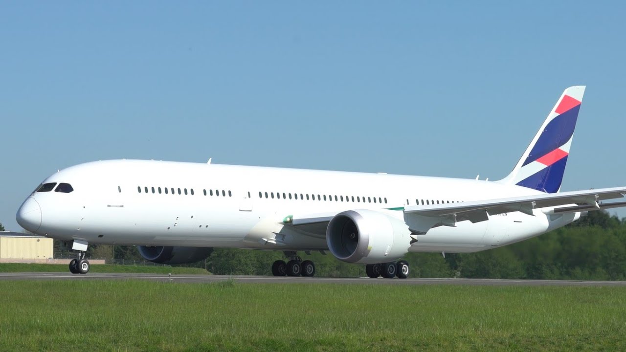 LATAM First 787 First Flight at Paine Field