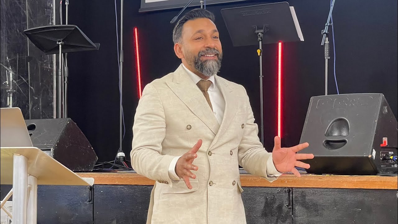 The Christmas Story | क्रिसमस की कहानी  | Haroon Yousaf | London Church | 