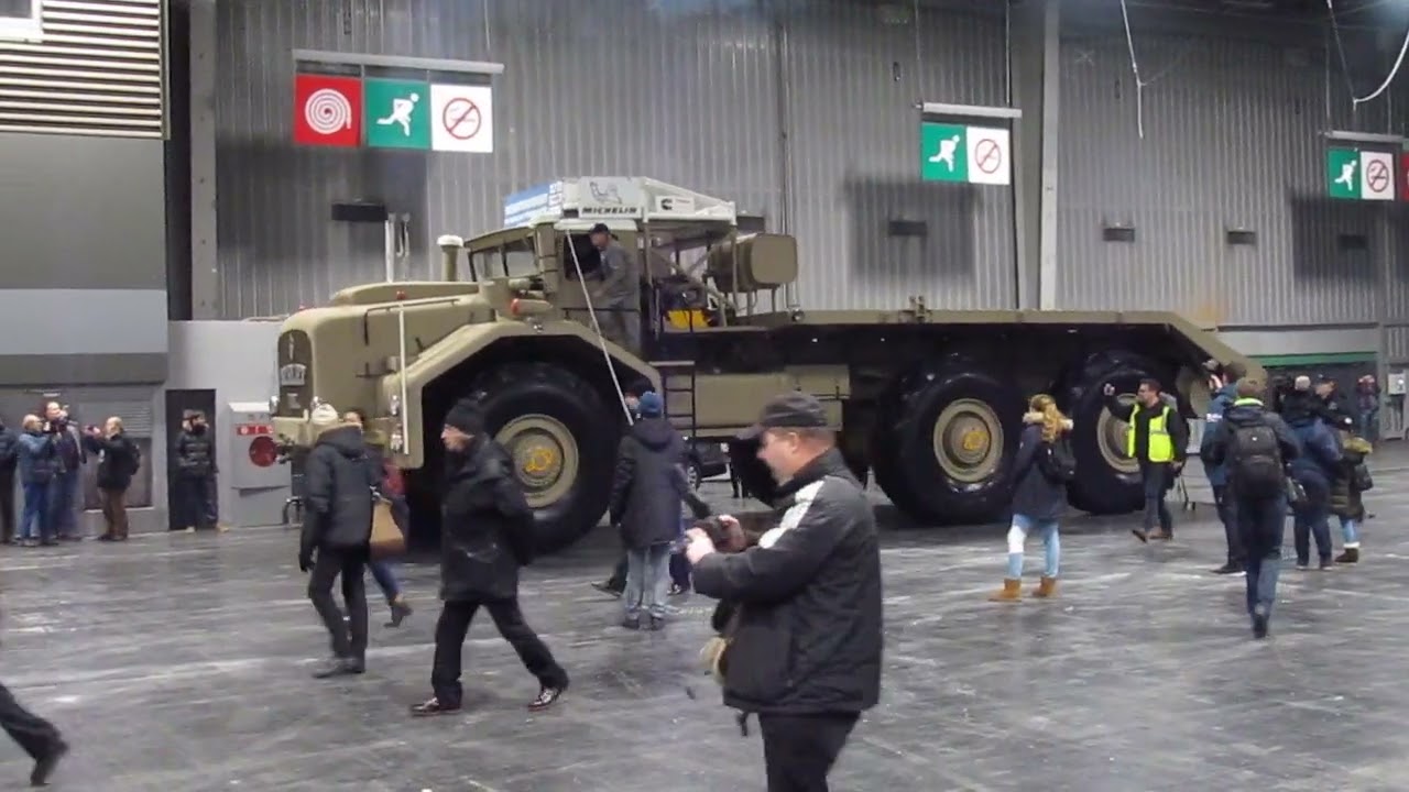 Mise en place du Berliet T100 à Rétromobile 2019 1