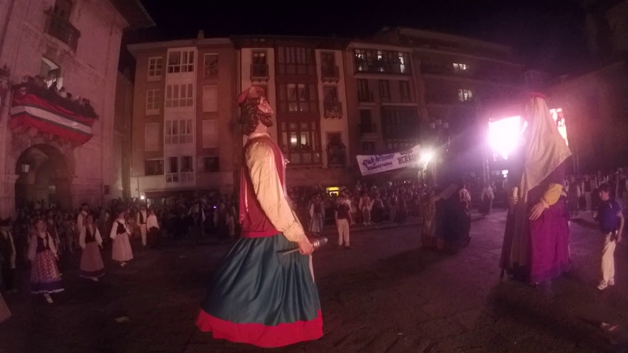 Arrasateko Erraldoiak - Errementari Dantza 2019 Herriko Plazan
