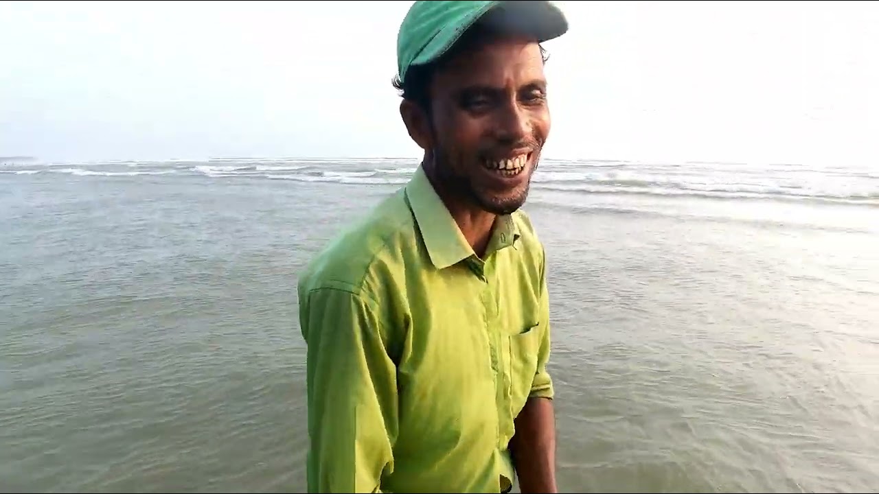 সাগরে জাল ফেলে মাছ ধরার চেষ্টা।