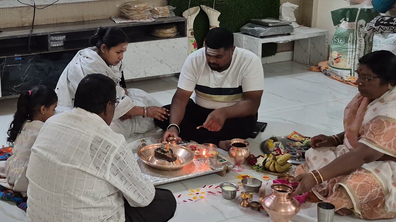 आम्ही सगळ्यांनी मिळून आज केली महाशिवरात्रीची पार्थिव  शिवलिंगाची पूजा 😇 आईने बनवले शिवलिंग 🙏