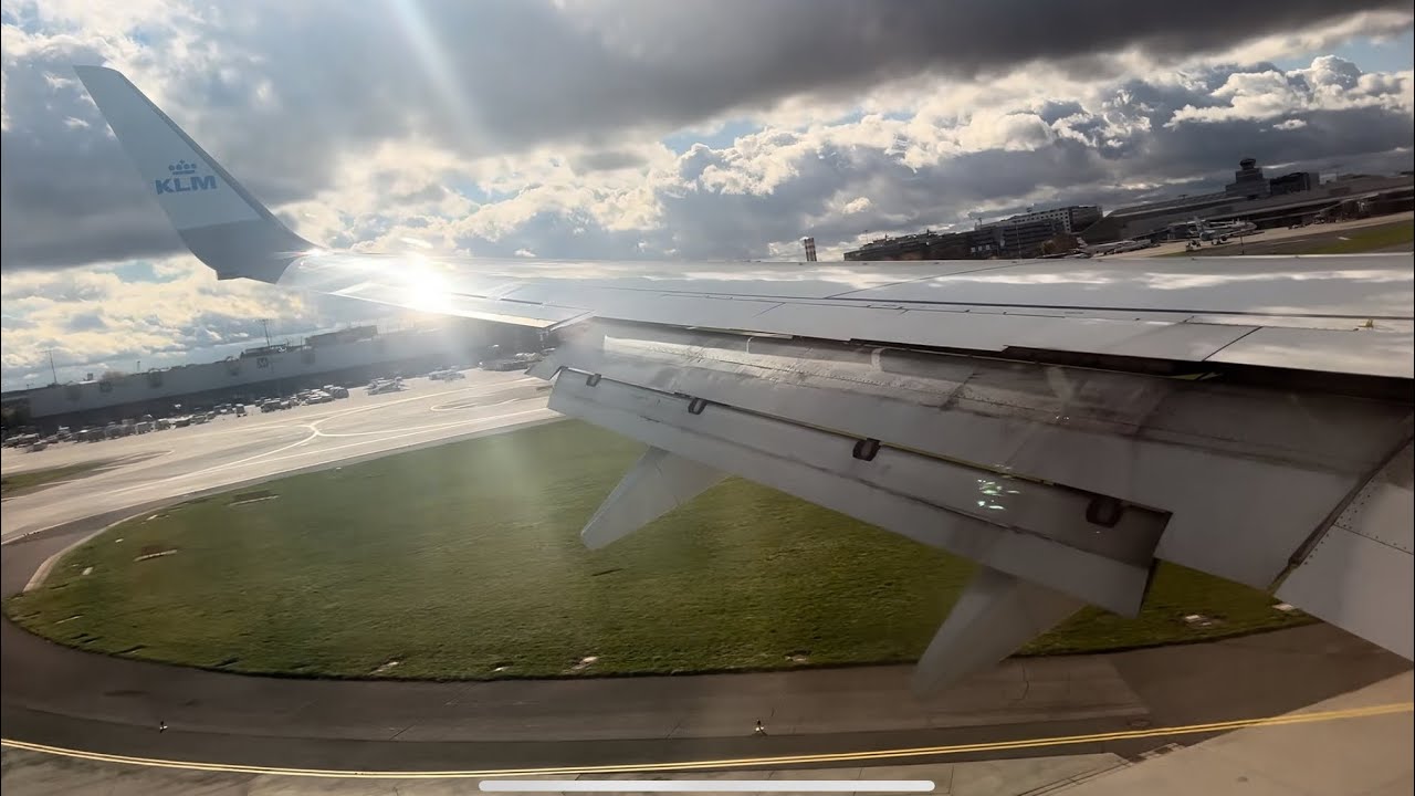 WINDY KLM 737-800 Landing into Prague Václav Havel Airport 