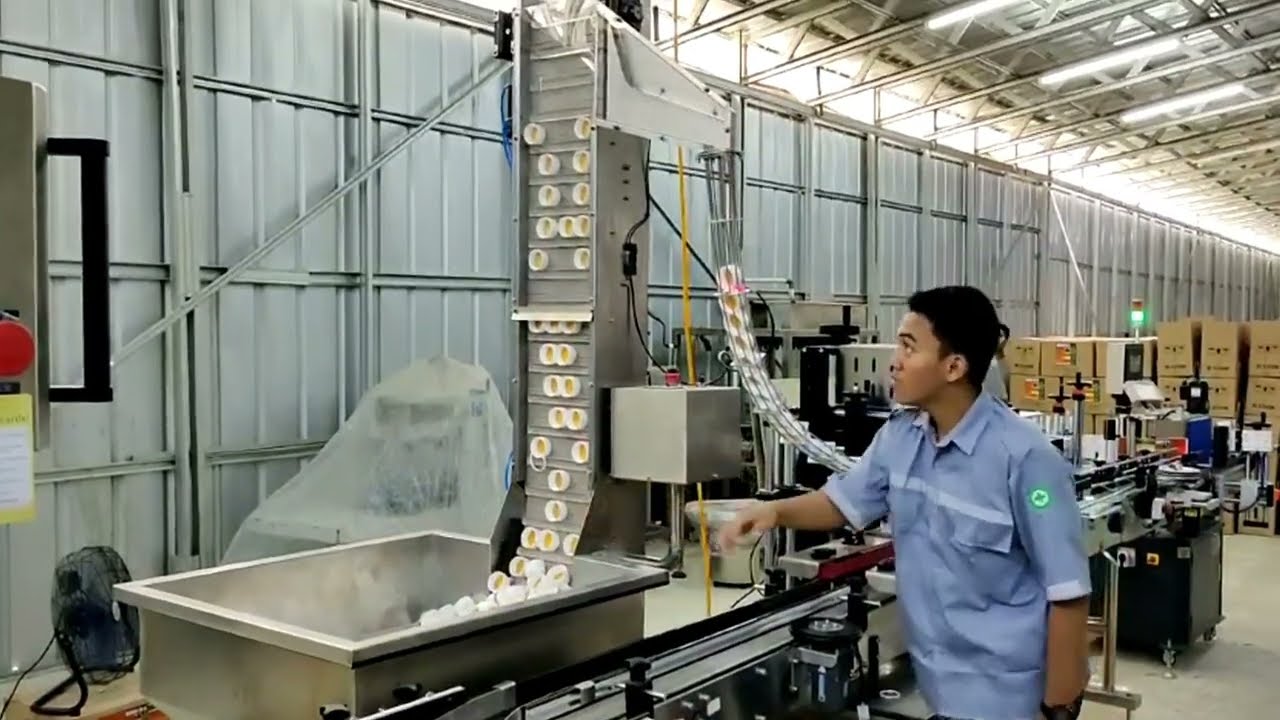 Caps lifting system for capping bottles machine