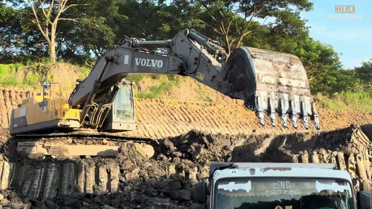 Volvo EC480DL Excavator Digging Black Soil in Deep Lake | 41-Ton White Dump Trucks Heavy Work