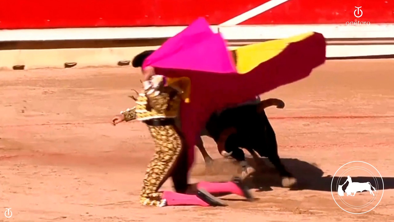 A porta gayola, Andrés Roca Rey, primer toro, quites con Pablo Aguado Feria de San Fermín 12-07-2024