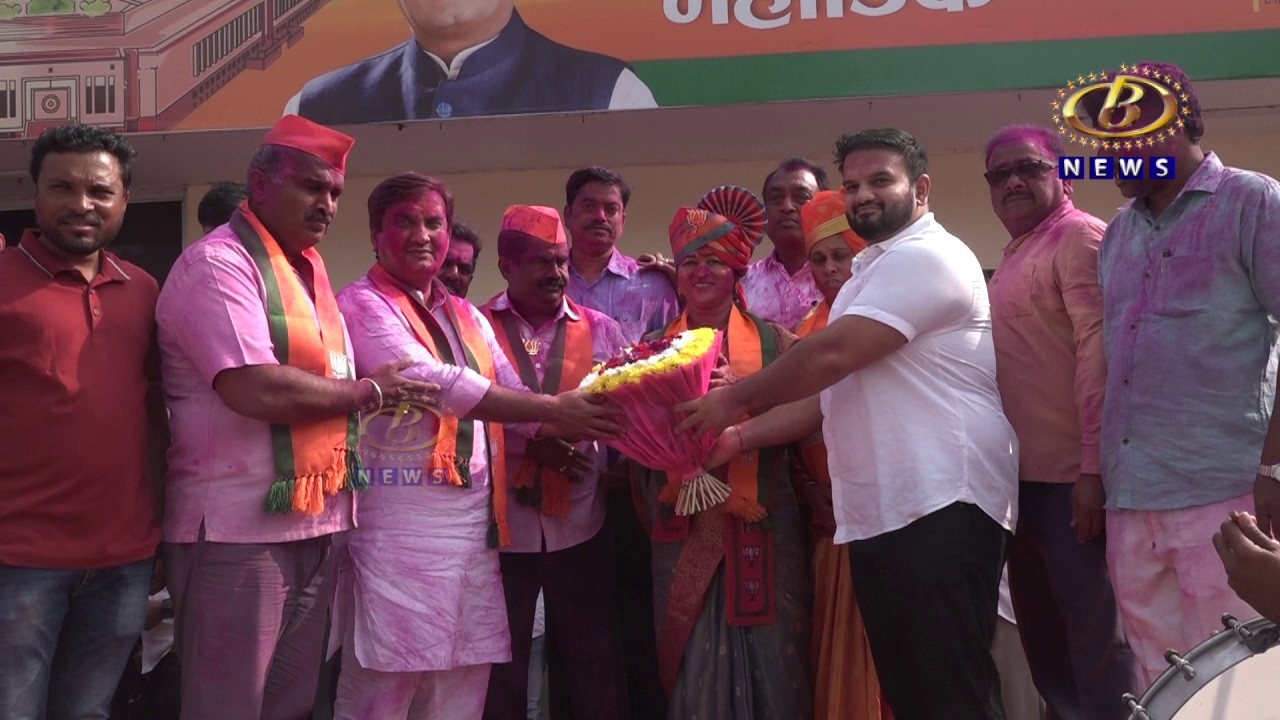 खासदार धनंजय महाडिक यांच्या संपर्क कार्यालयासमोर कार्यकर्त्यांचा जल्लोष