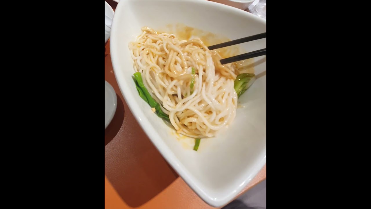tara kainan na peanut noodles, wanton noodles and chicken noodles 