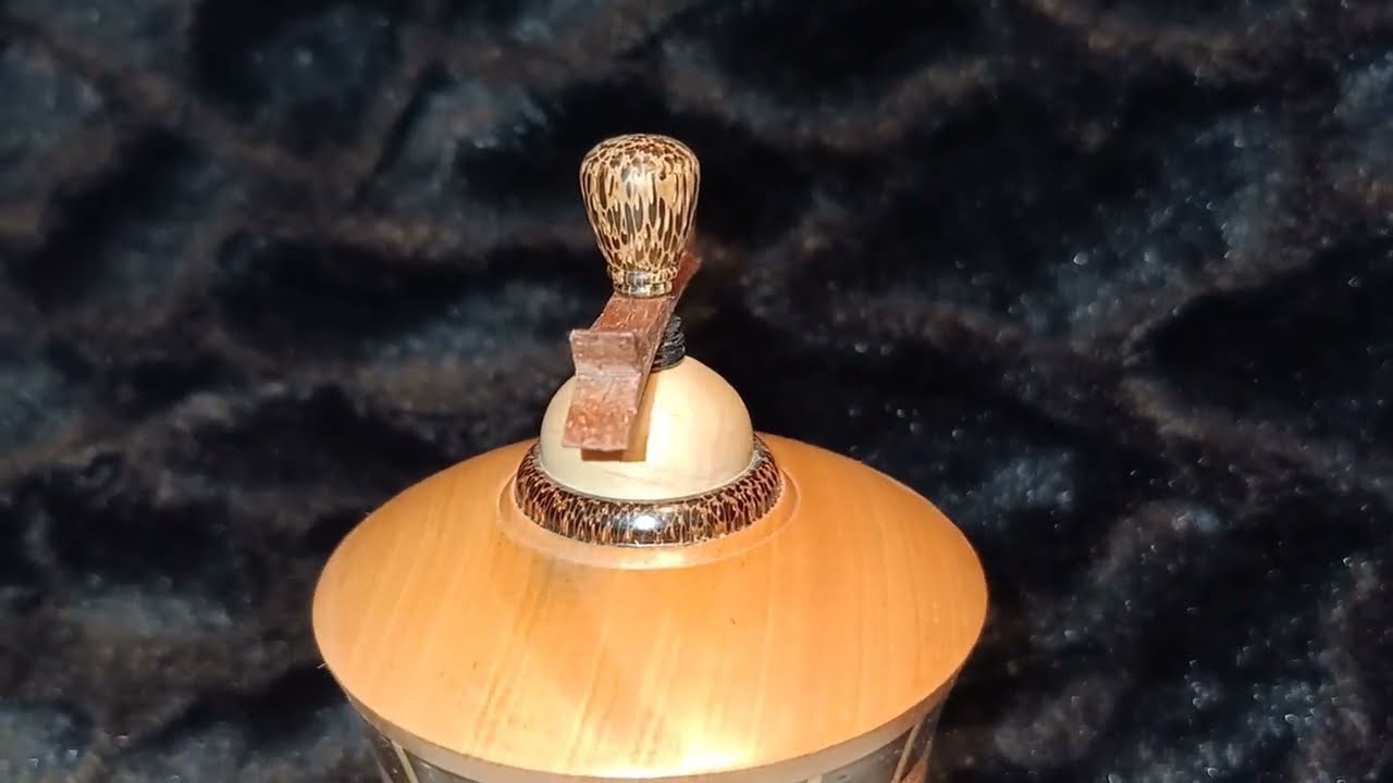 Madrone lidded box with new type od finial - Woodturning