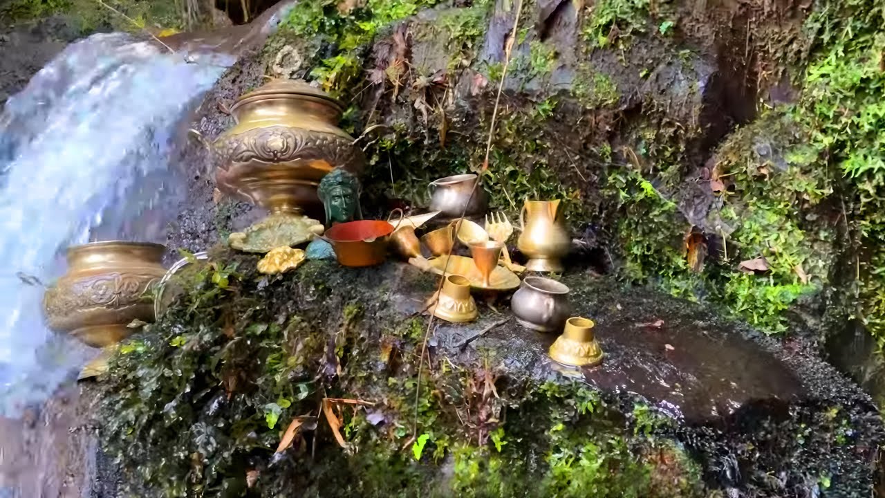 ouro e tesouros localizados em uma cachoeira encantada