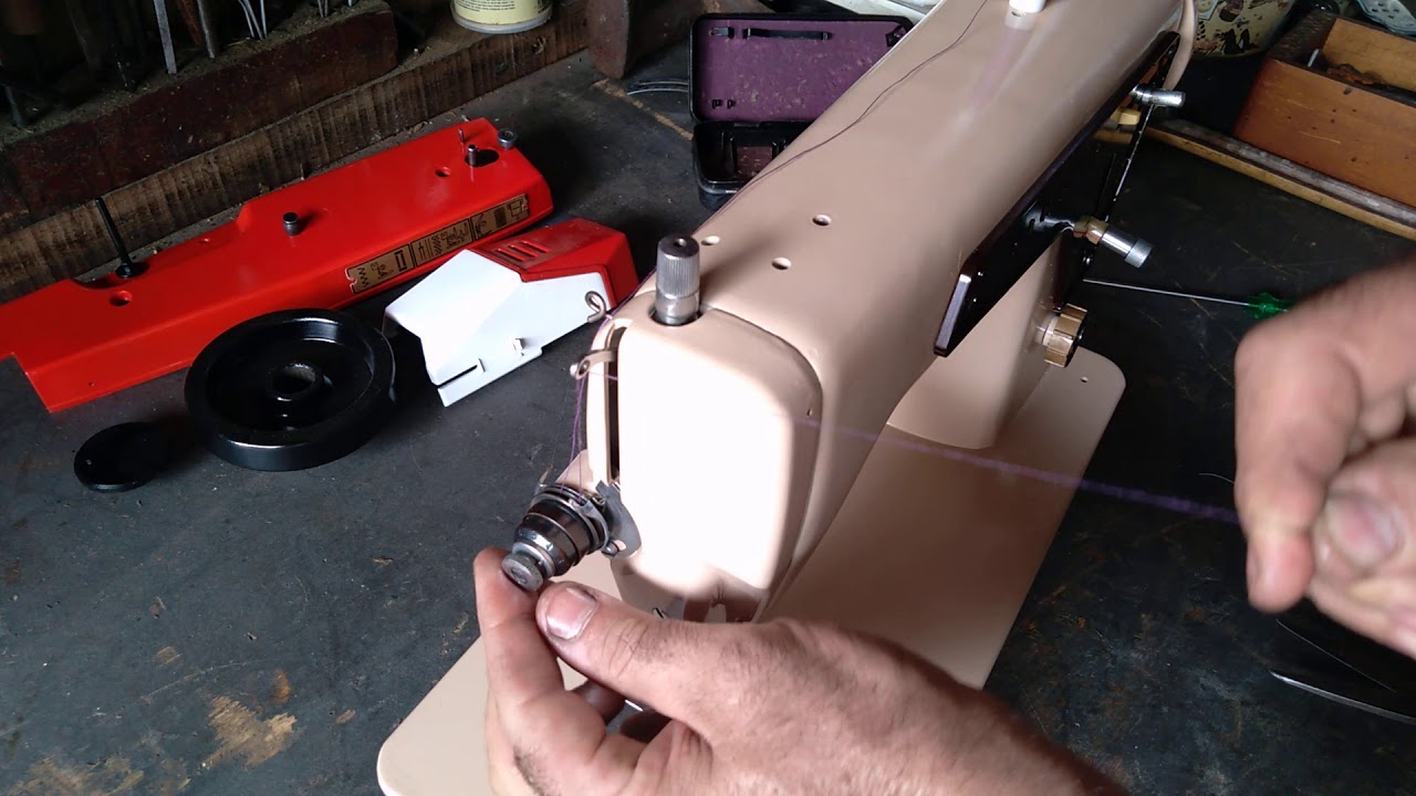 Passando a linha na máquina de costura Singer 660