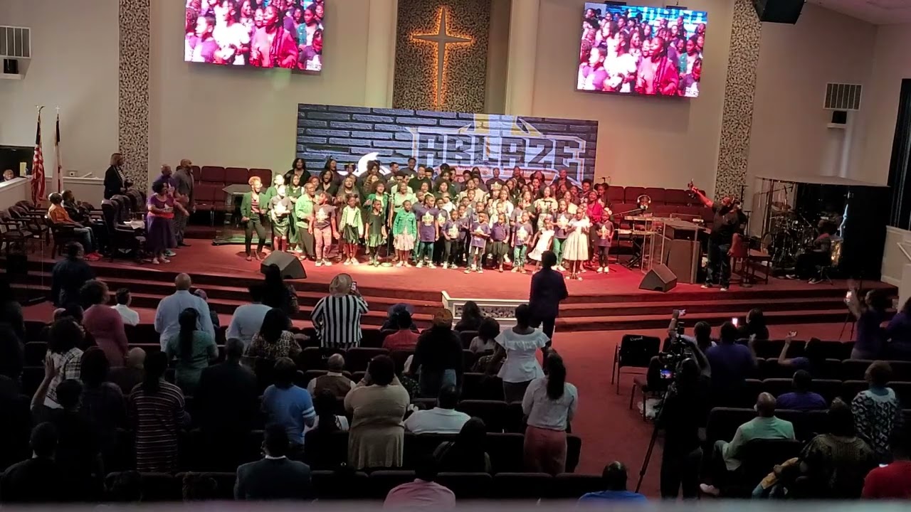 @ablazeyouthchoir shifted the house closing out Black History Month at UCFM! 🔥