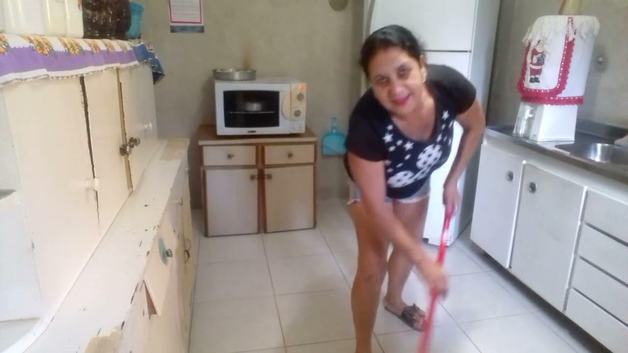 passando pano no chao