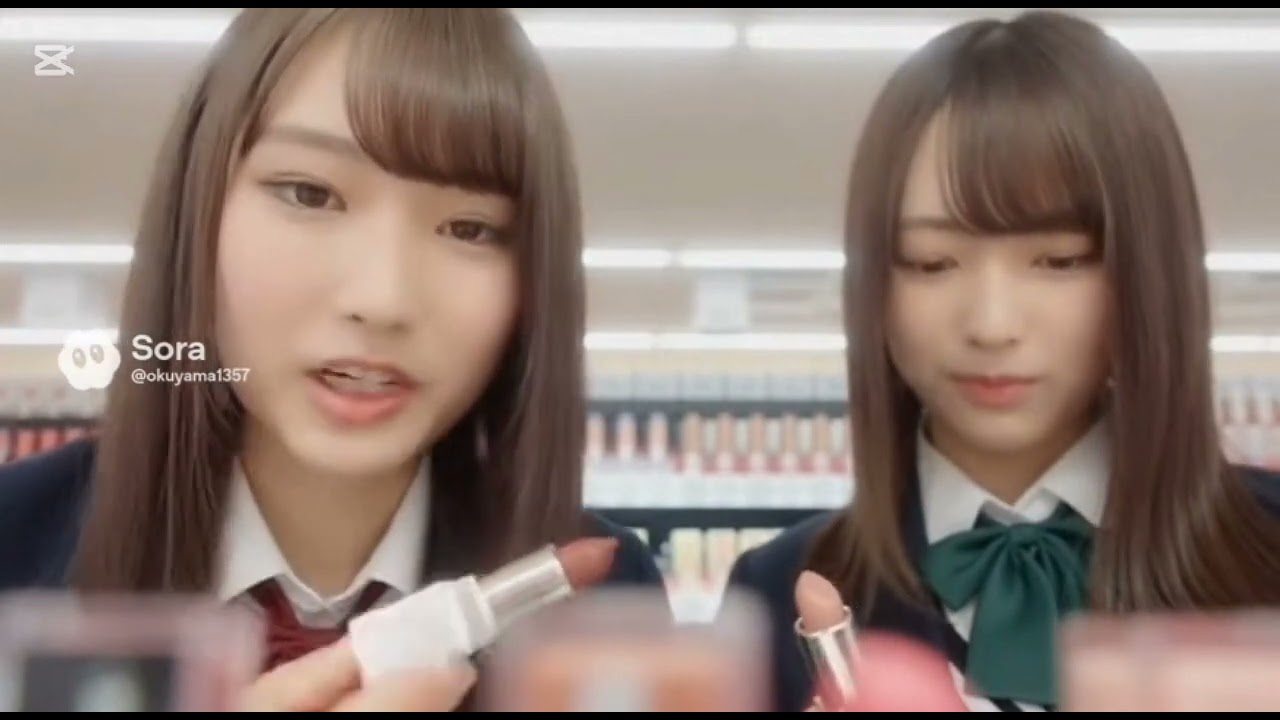 「コスメ棚の前で、距離近すぎな二人」“Two Girls Standing Way Too Close in Front of the Cosmetics Shelf”