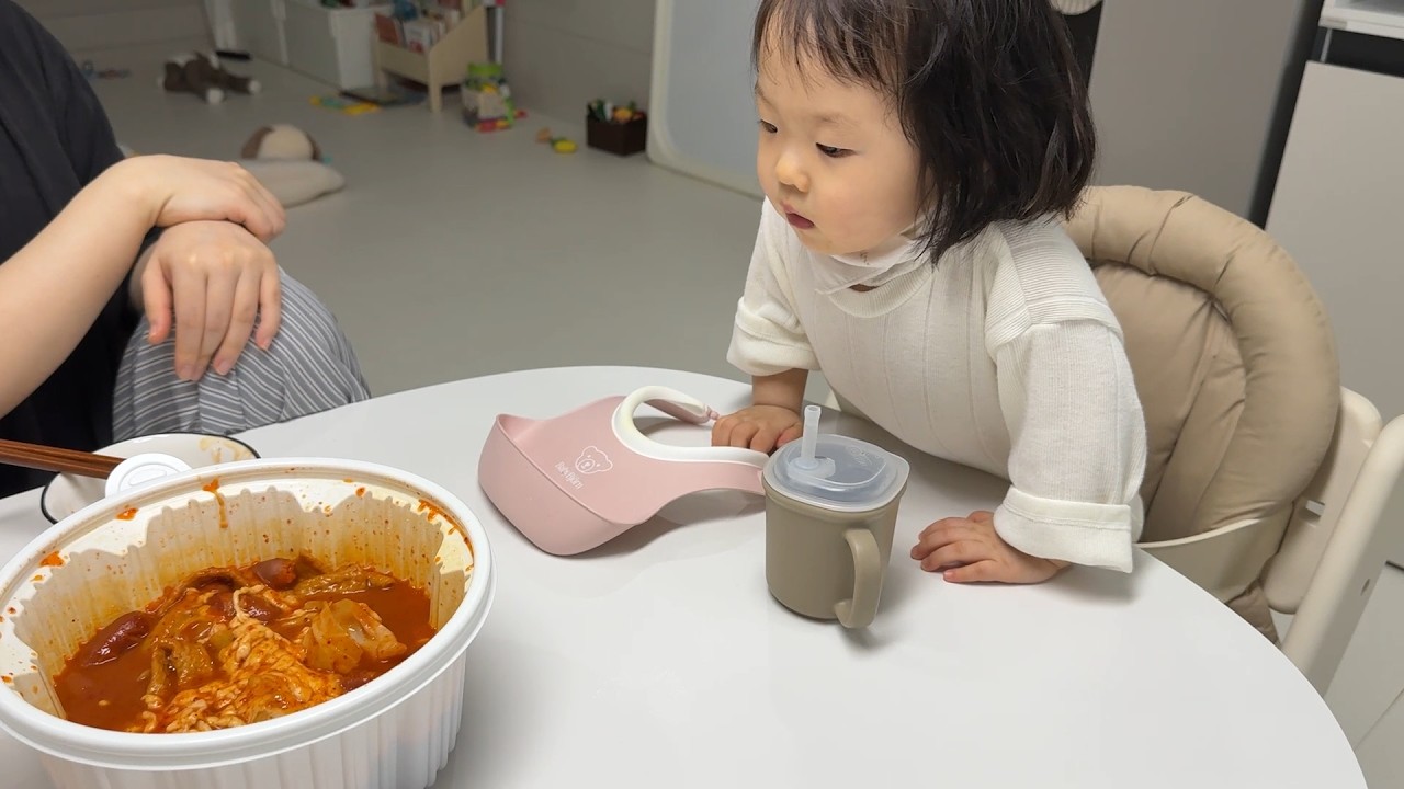 팔까지 걷어붙이고 엽떡 노리는 15개월 아기😮