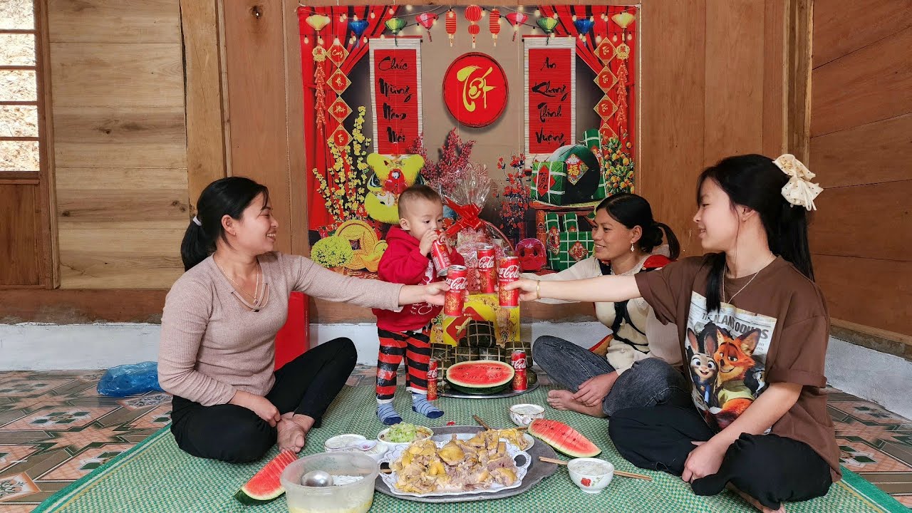 An and Bao had a Tet meal with two neighbors who came to visit and give them Tet gifts.