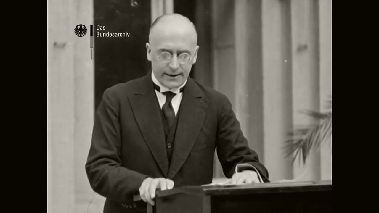 Heinrich Br&uuml;ning(Zentrum)bei seiner Regierungserkl&auml;rung