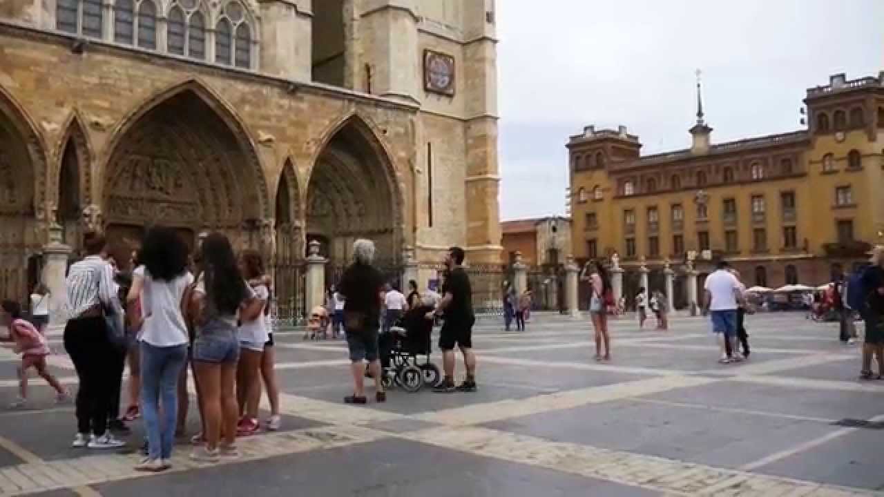 Flashmob. ESPECTACULAR PEDIDA DE MANO EN LA CATEDRAL DE LEÓN. The best spanish proposal ever seen