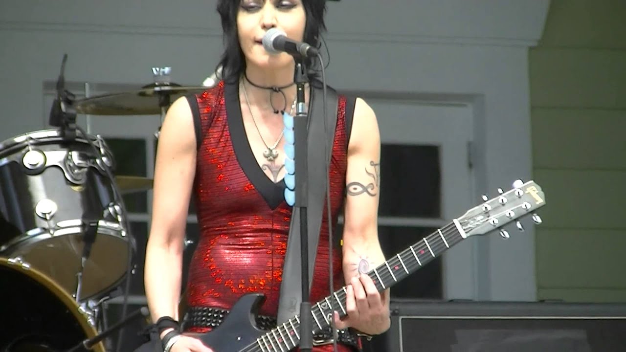 Joan Jett & The Blackhearts ~ Do You Wanna Touch Me Live!