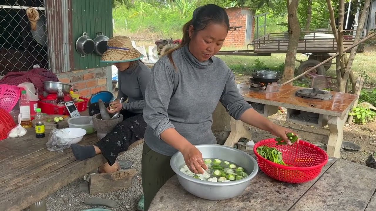Traditional Khmer Tuk Kroeung with Phka Thgnan: So Delicious!
