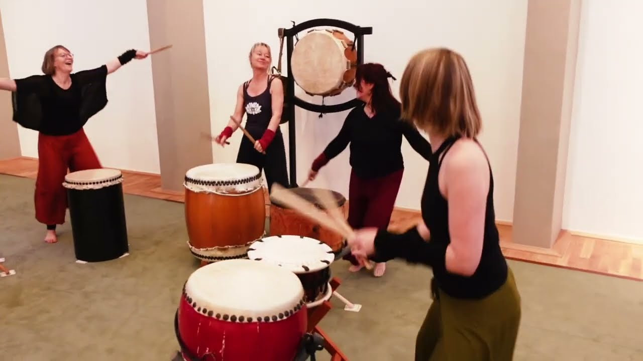 Ranvita Hahn mit Taiko Ensemble im Aikido Dojo Köln.