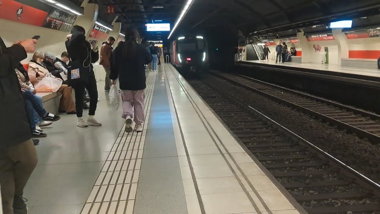Metro BCN L1 Trayecto de Plaça de Sants a Universitat en Serie 8001 
