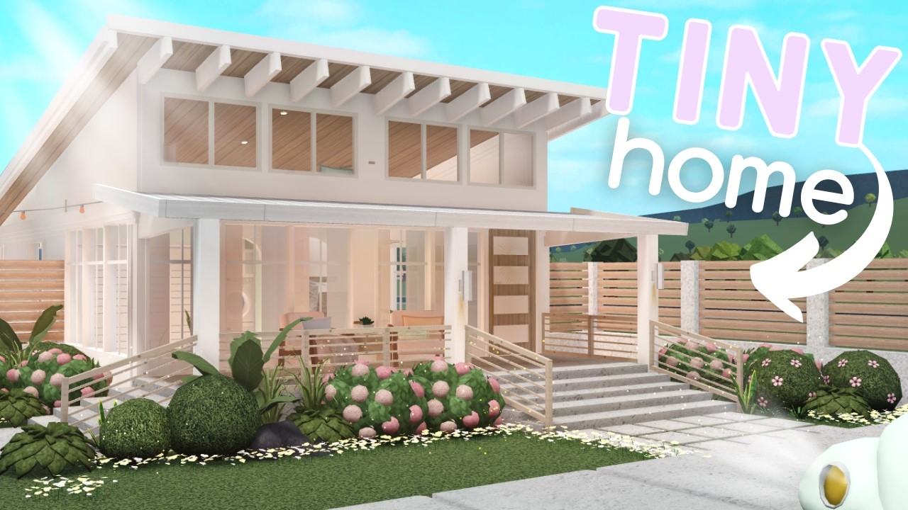 I built a TINY home in Bloxburg! (Roblox)