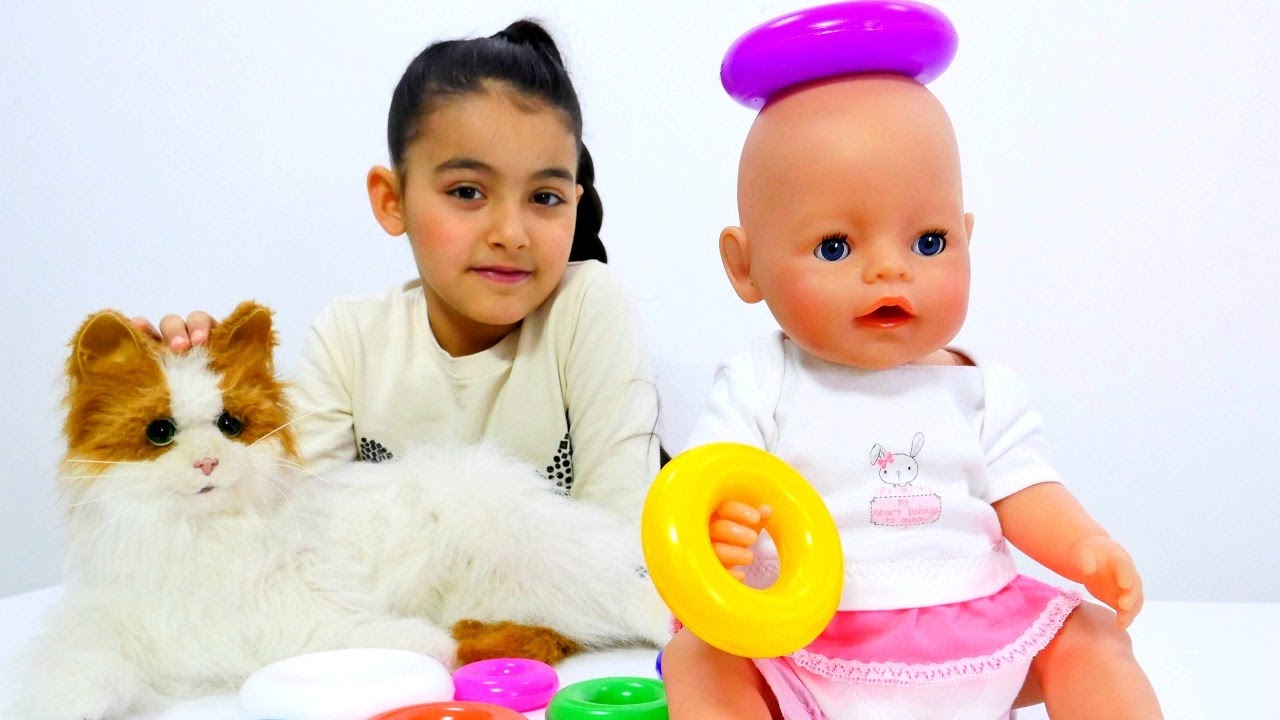 Baby Born bebeğe bakıyoruz. Kız evcilik oyunu