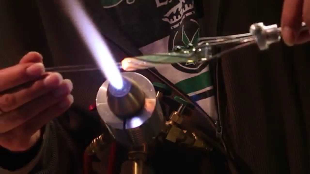 GLASSBLOWING - BdowN Makes a Glass Pipe (One Hitter)