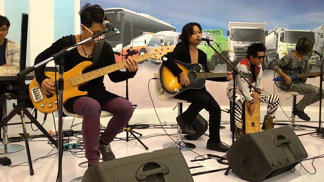 J-rocks Lepaskan diriku stand Hino Gaikindo ICE BSD