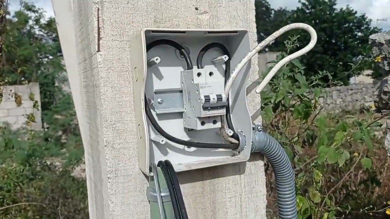 Instalacion  electrica con canaleta en pie de casa