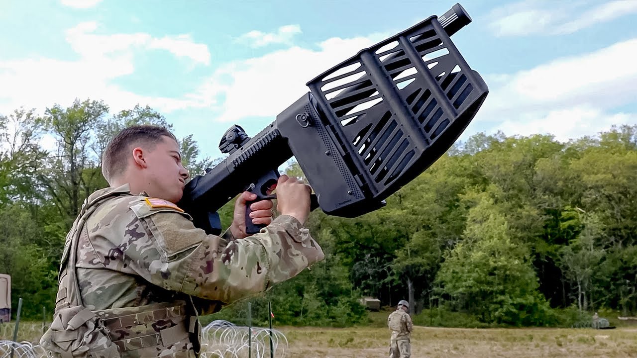 Американский военный беспилотник нового поколения Drone Defender принимает меры против современны...