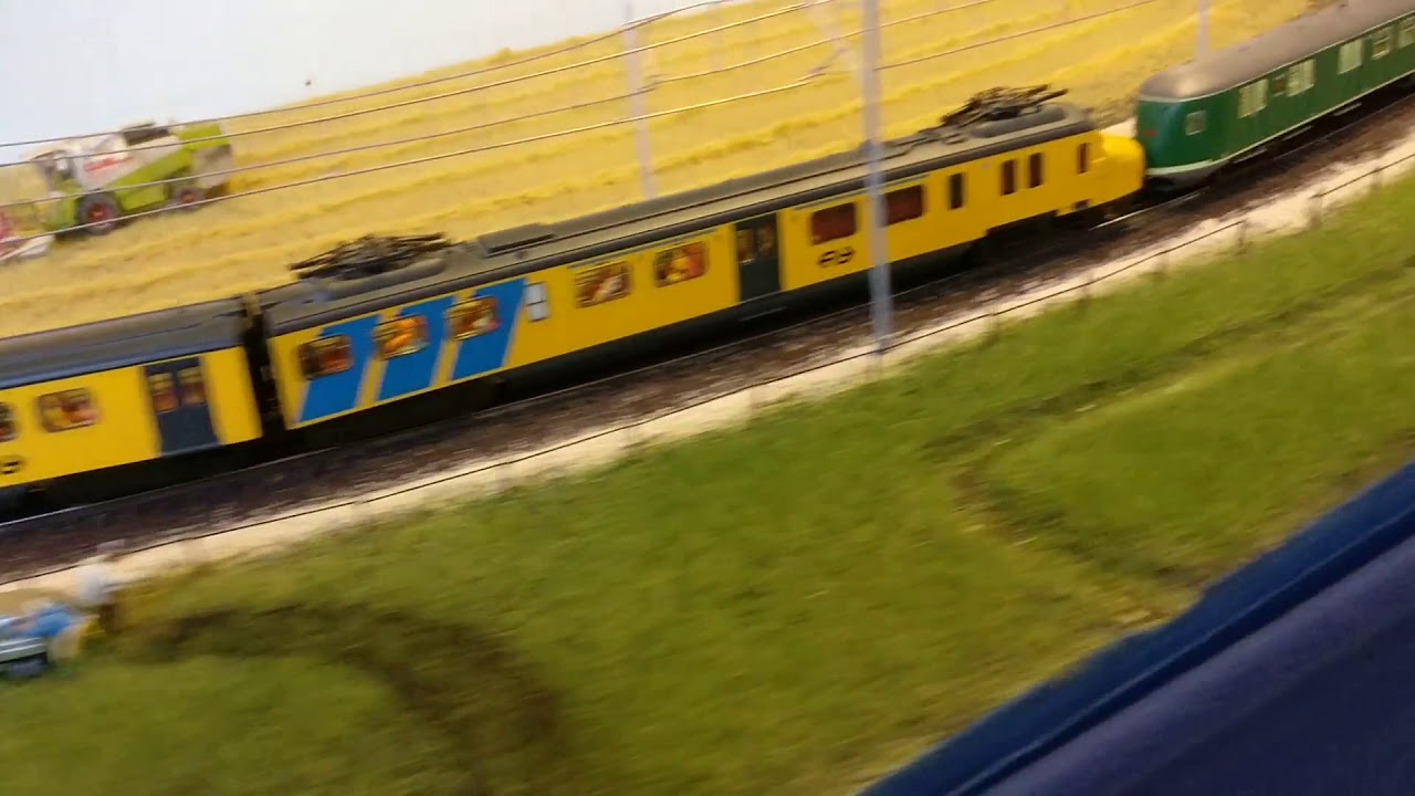 NS Stroomlijnstellen in dubbeltractie Hondekop Muizeneus Mat'54 Mat'46 deel 2