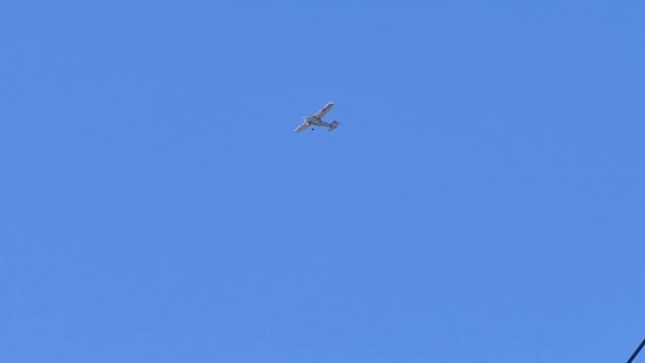 An Cessna 172R Skyhawk with the Registration HR-AVV Flying over My House