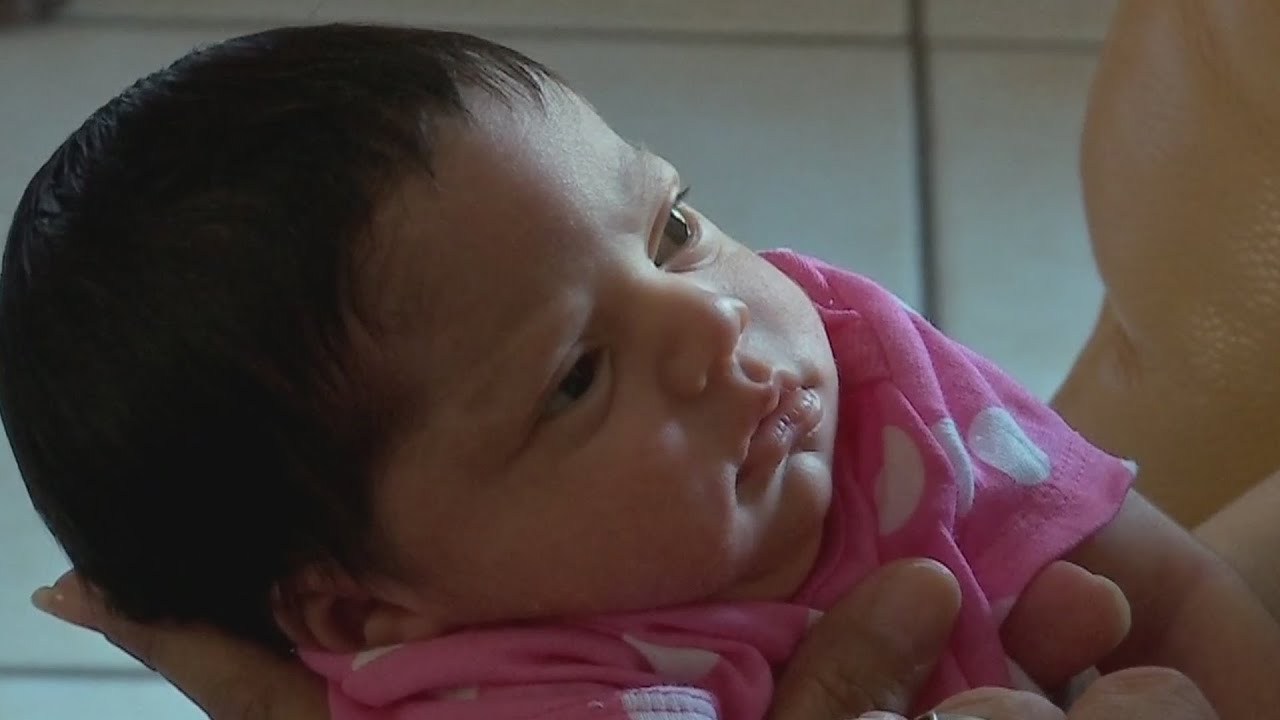 Mujer embarazada despertó del coma para dar a luz a su bebé