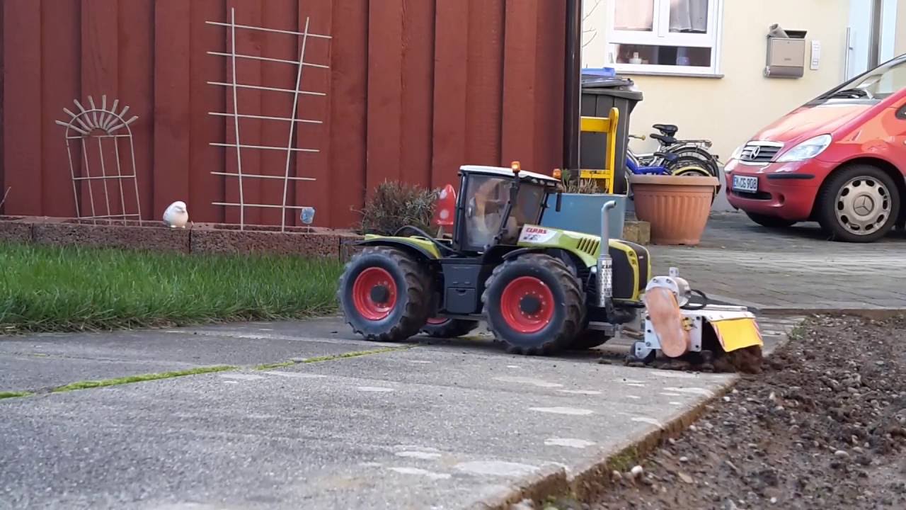 Blocher Xerion mit Frontkraftheber von ML-Tec  und Eigenbau Kehrmaschinen.