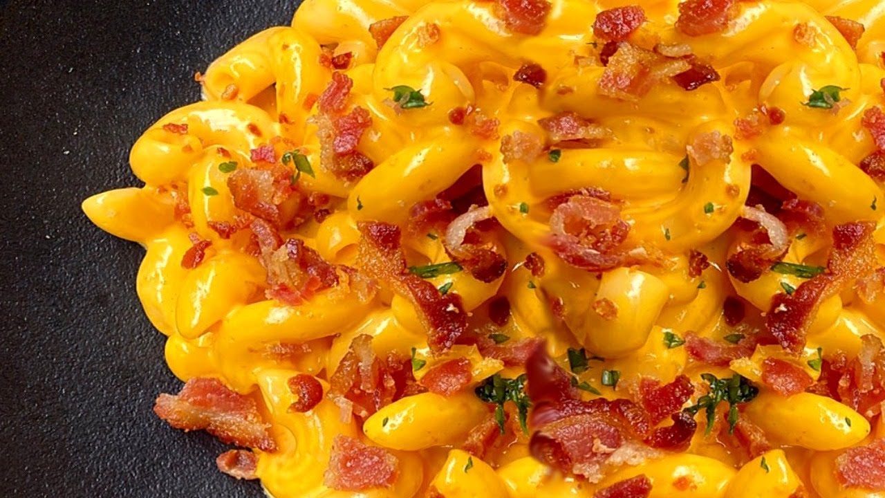 Macarrão com queijo cheddar e bacon cremoso