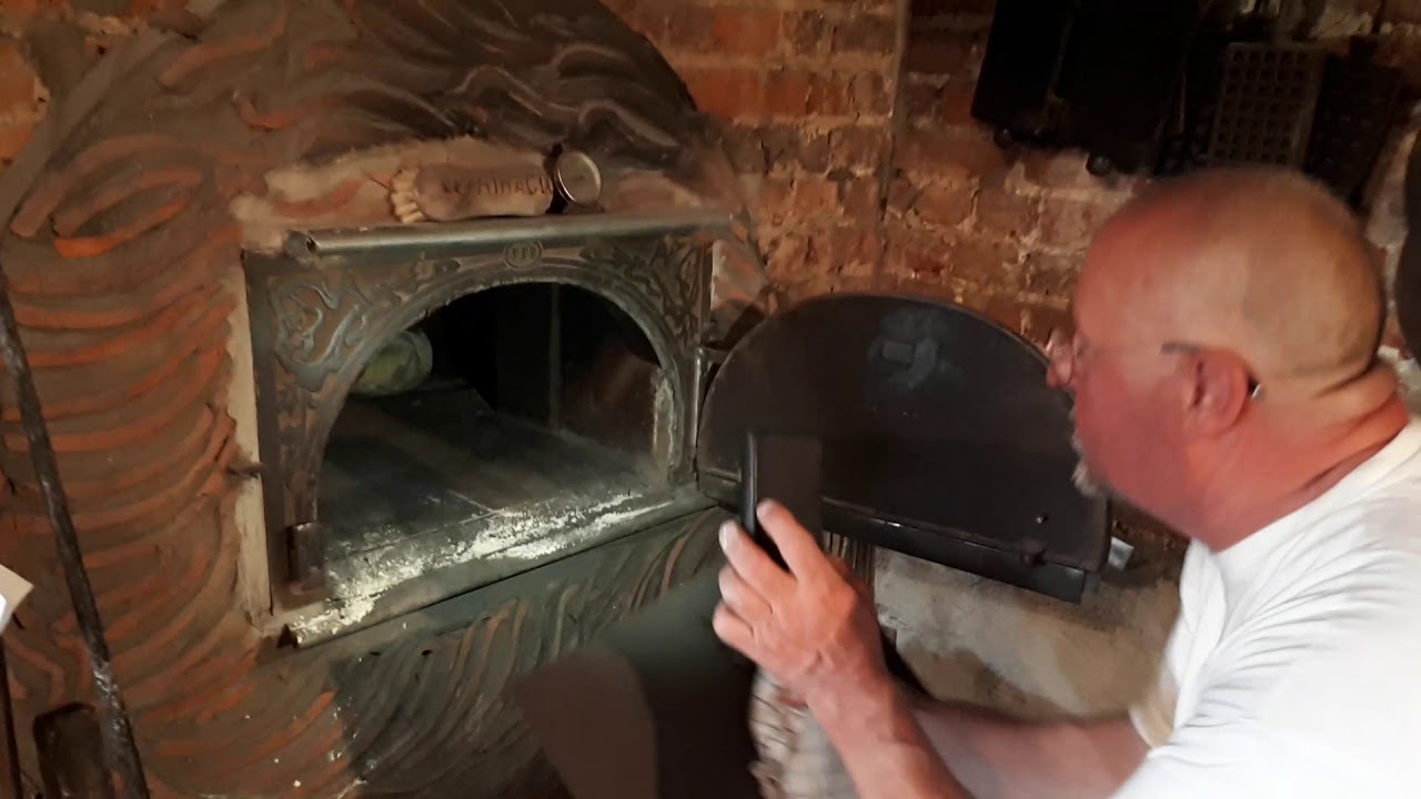 Luc en Marianne Roobaert bakken brood en wafels op grootmoeders wijze