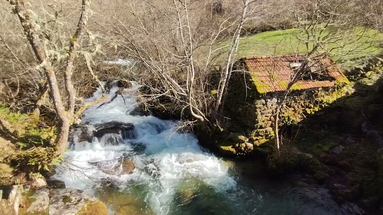 Río Castro Laboreiro, con el puente colgante de Aço