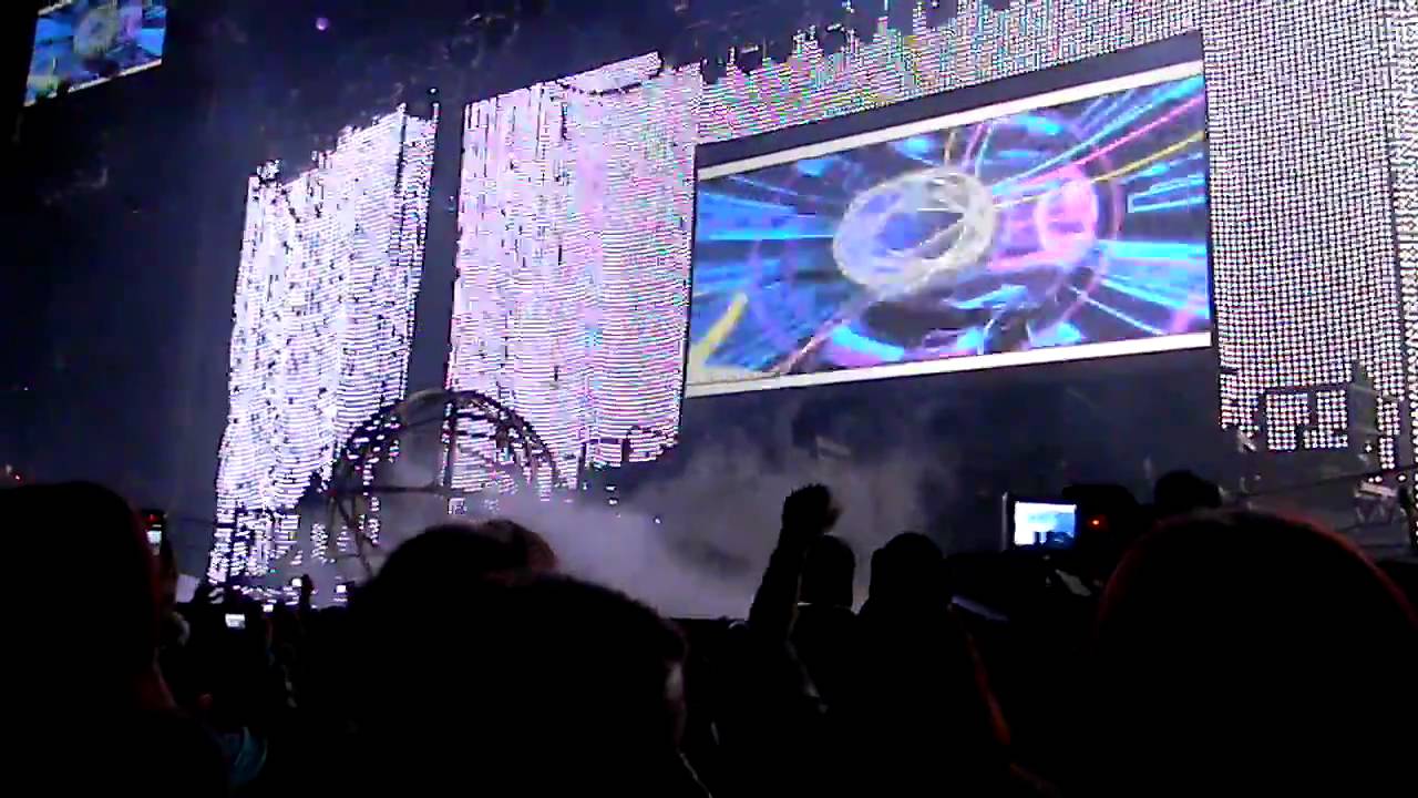 Justin Bieber Concert - Nov, 23 2010 TORONTO // Justin Opening with LOVE ME