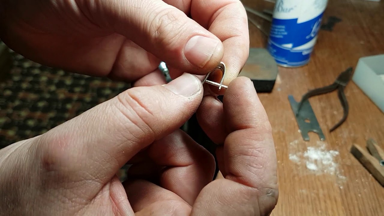 Pose d'une bélière argent sur une labradorite