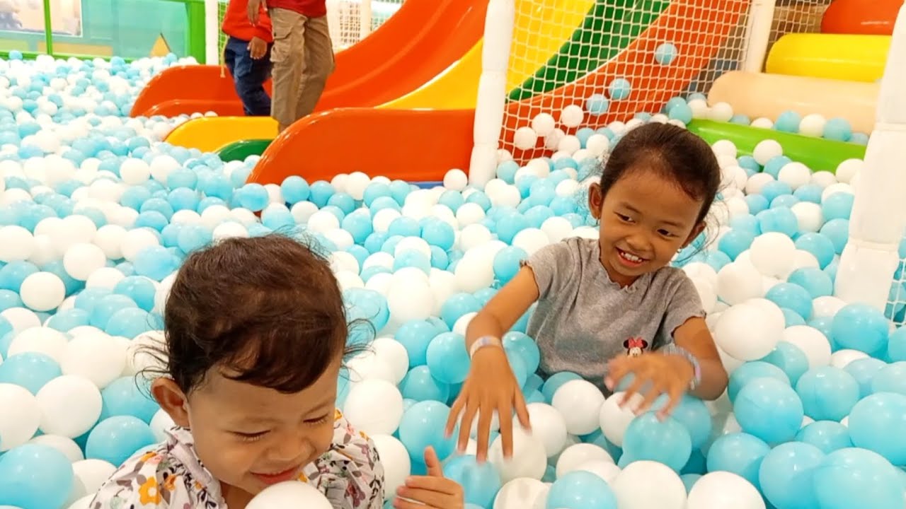 🌈Aileen mandi bola warni-warni 🥎⚾⚽ bersama kakak myesha 👧