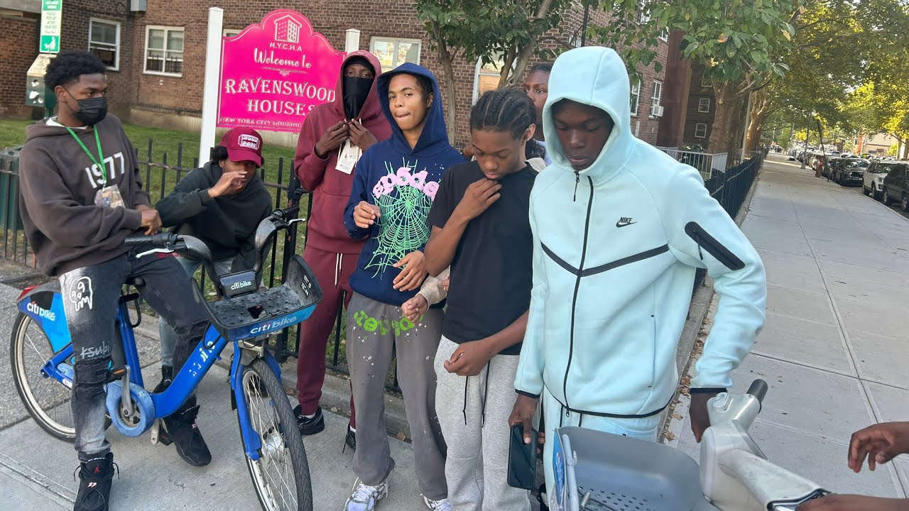 DAOUDA VISITS RAVENSWOOD HOUSES 