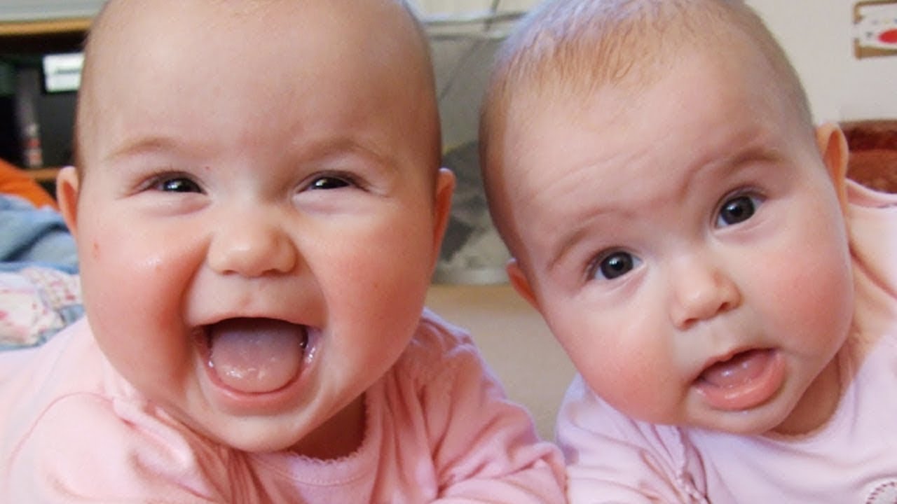TWIN BABIES' BATTLE👶🏻👶🏻 - SCARED BABIES VIDEOS - FUNNY MOMENTS OF BABIES AND THEIR DADS👼🏻