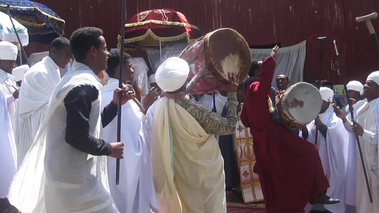 ከበሮ በባለሙያው እጅ ሲመታ