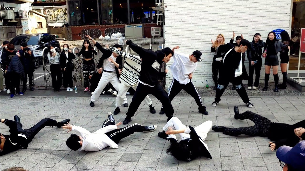 4×4 STUDIO: HRM. DYNAMIC STUNNING BUSKING ON HONGDAE STREET. WANNA SEE THEM AS MANY AS POSSIBLE.