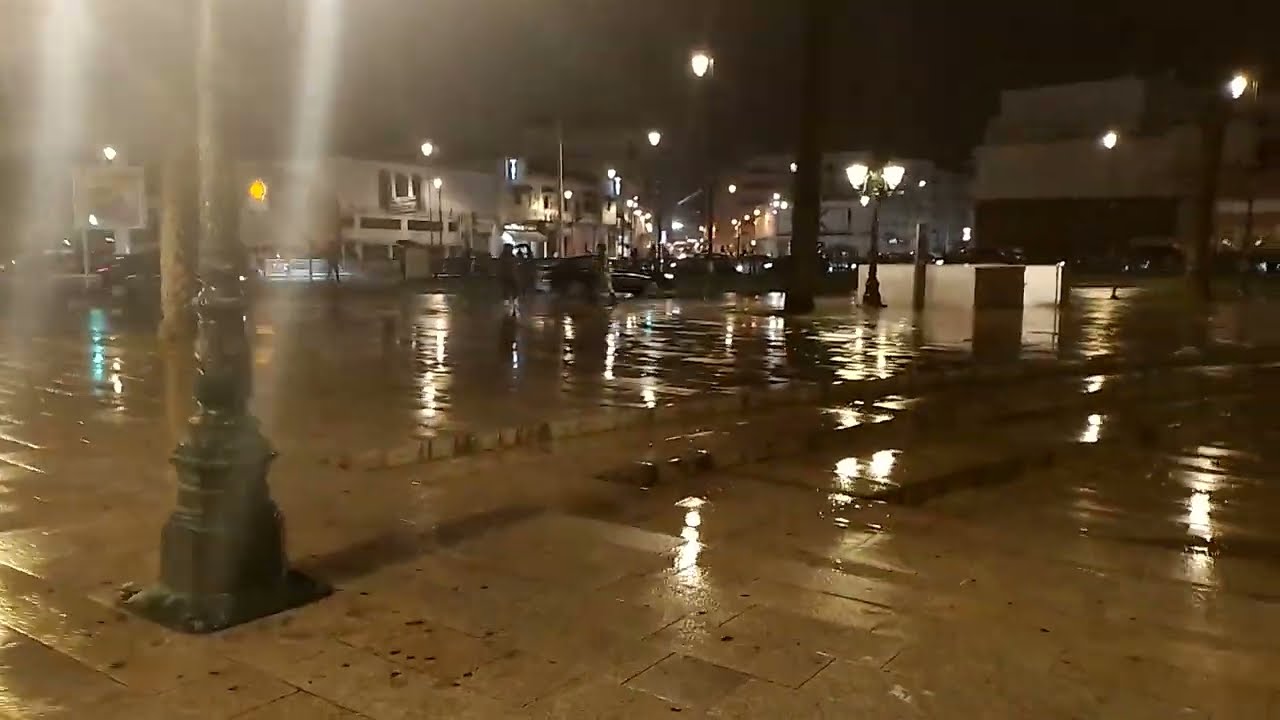 أخطر فيضانات قبل قليل في مدينة الرباط فيضانات تغرق شوارع الرباط وسلا شاهد لحظة هجوم الواد على ساكنة