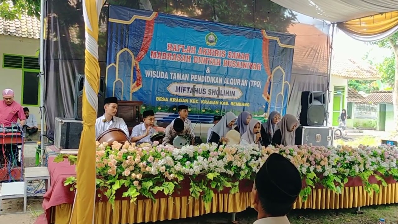 Kompaknya Grup rebana Madin Miftachus Sholichin Kragan membawakan sholawat Ya Rasulallaah