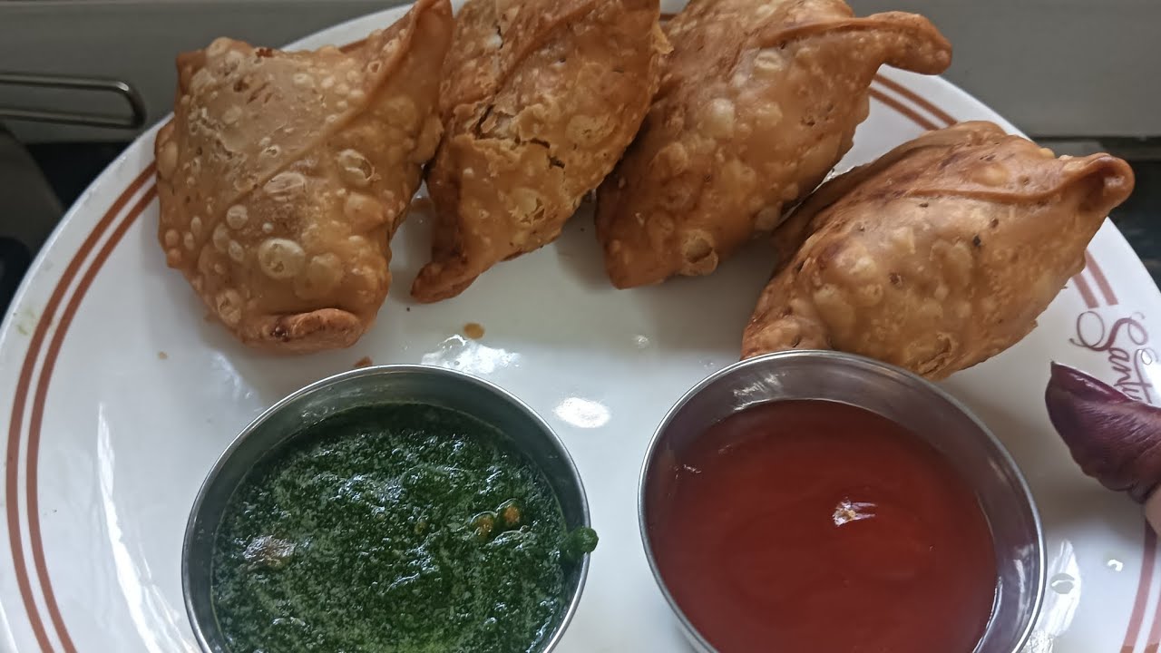 घर पर आसानी से बनाए स्वादिष्ट और चटपटे समोसे l Easy to make samose l Tasty and delicious l 🤤😋