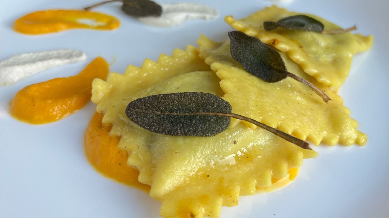 Ravioli vegani senza uova, con funghi radicchio e zucca. Perfetti per le feste